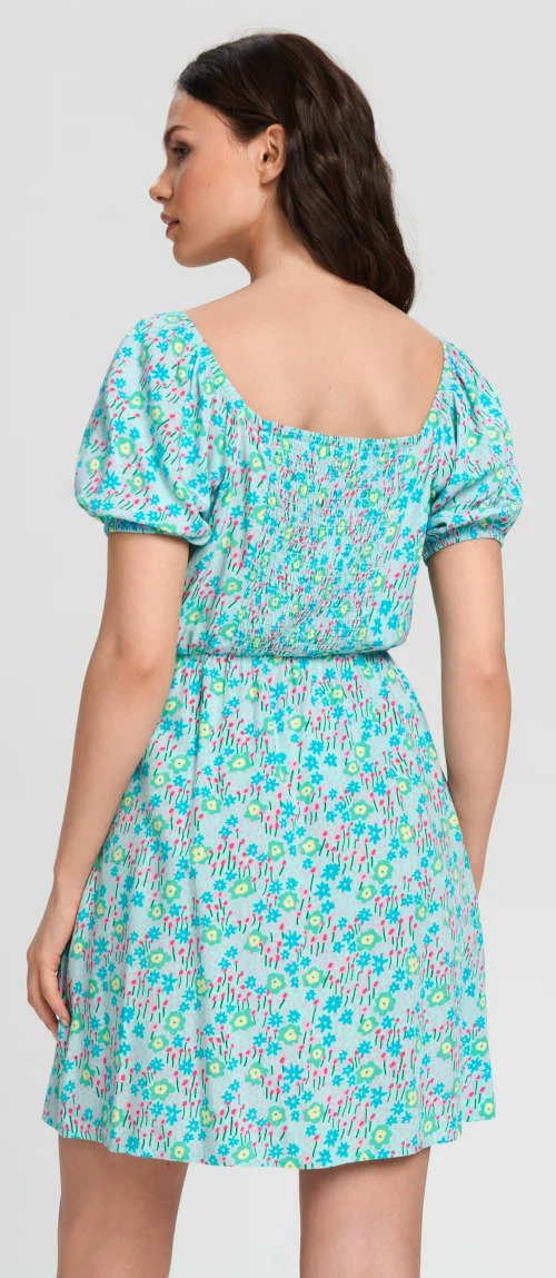 Plava ljetna haljina s cvjetnim uzorkom