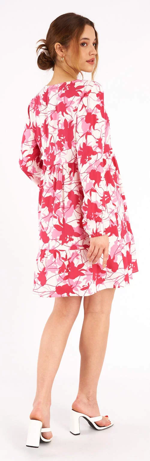 Ružičasta cvjetna haljina za ljeto