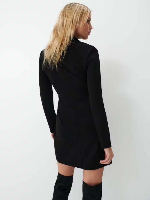Crna kratka ženska haljina