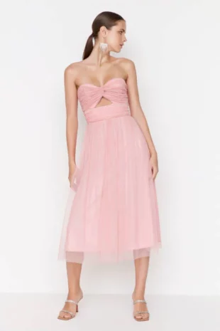 Pastelno ružičasta svečana haljina bez naramenica sa suknjom od tila