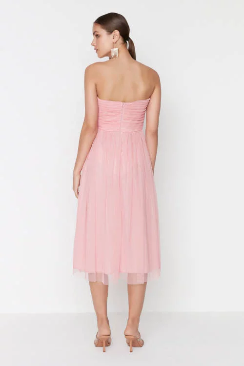 Ružičasta haljina s kopčanjem na leđima