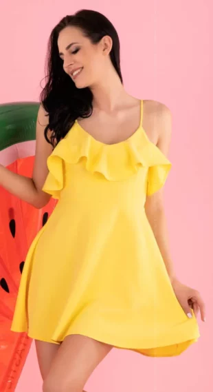 Kratka žuta ljetna haljina s volanom preko prsa